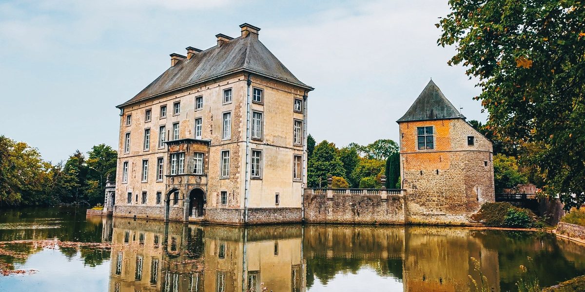 Château de Feluy – Belgique – Le lama jaune Château de Feluy - Belgique - Le lama jaune